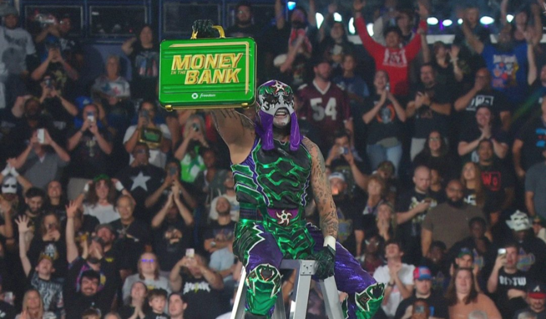 ¡Penta hace historia en WWE! Gana lucha de escaleras en Money in the Bank 2026