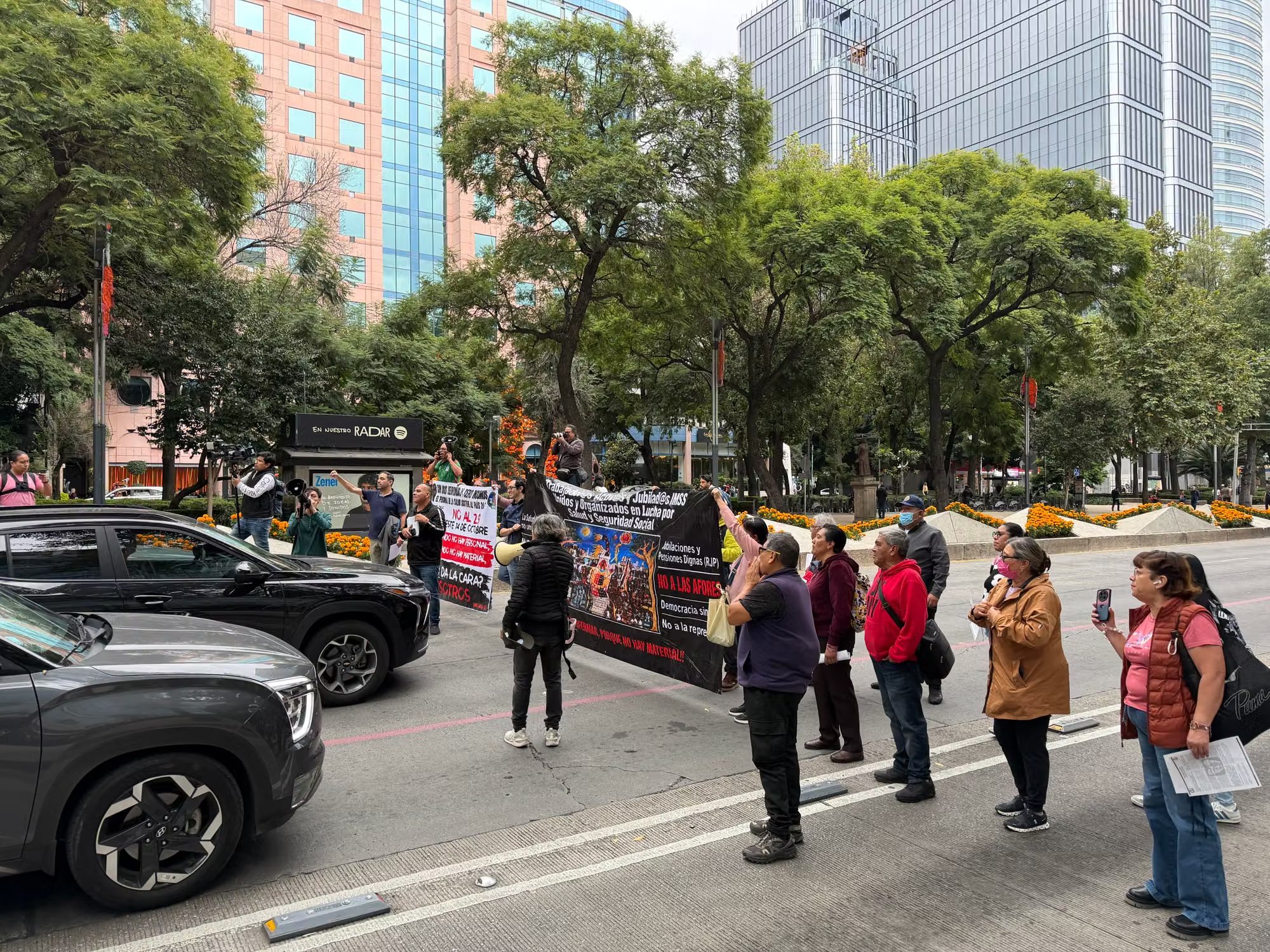 ¡Siguen las manifestaciones! Trabajadores del IMSS Bloquean Paseo de la Reforma en CDMX por demandas laborales