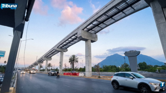 NL: Avenida Constitución recupera flujo vehicular tras colapso de puente peatonal