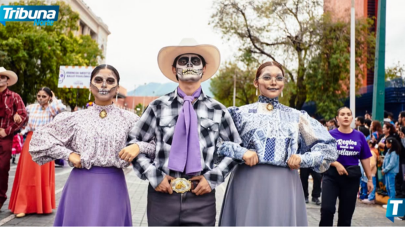 Desfile de las Calaveras del FISL llena de color el centro de Monterrey pese a la lluvia