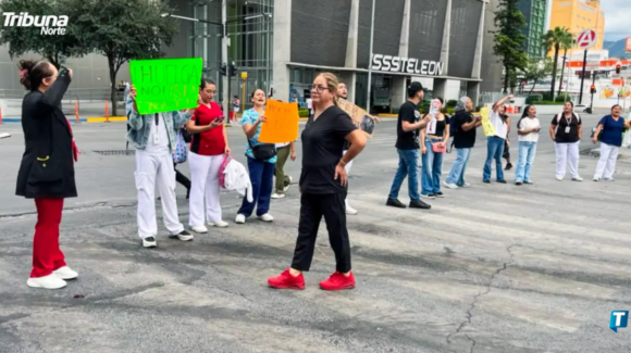 Empleados del IMSS en Monterrey protestan por modificaciones sindicales y carencias