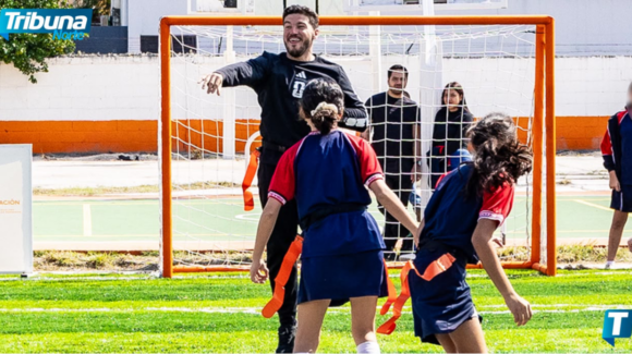 Samuel García entrega cancha polideportiva en primaria de Monterrey y suma 651 obras en NL