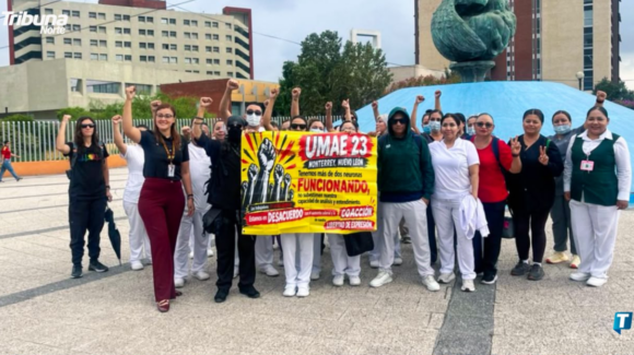 Empleados del IMSS, en protesta este martes 13 de octubre en el poniente de Monterrey