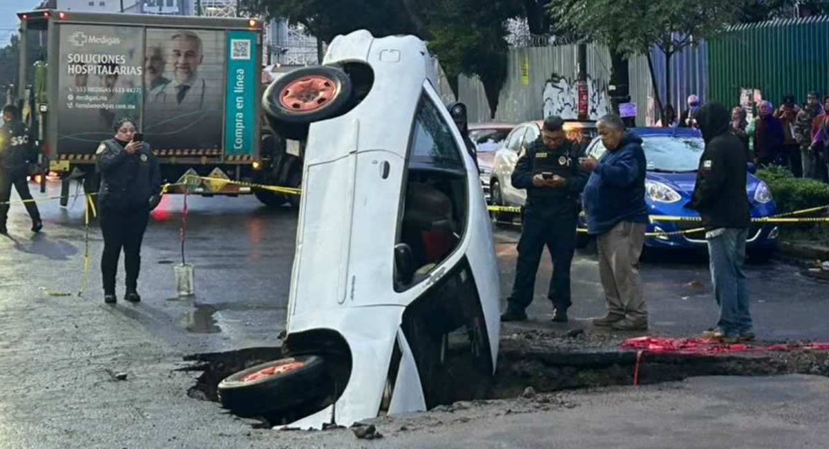 CDMX: Socavón en Tlatelolco provoca caída de un vehículo; sin lesionados