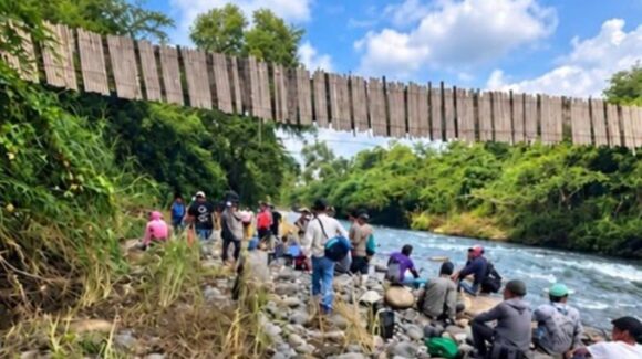 Colapsa puente colgante en Hueytamalco, Puebla; tres trabajadores caen al río y resultan lesionados