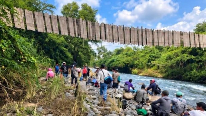 Colapsa puente colgante en Hueytamalco, Puebla; tres trabajadores caen al río y resultan lesionados