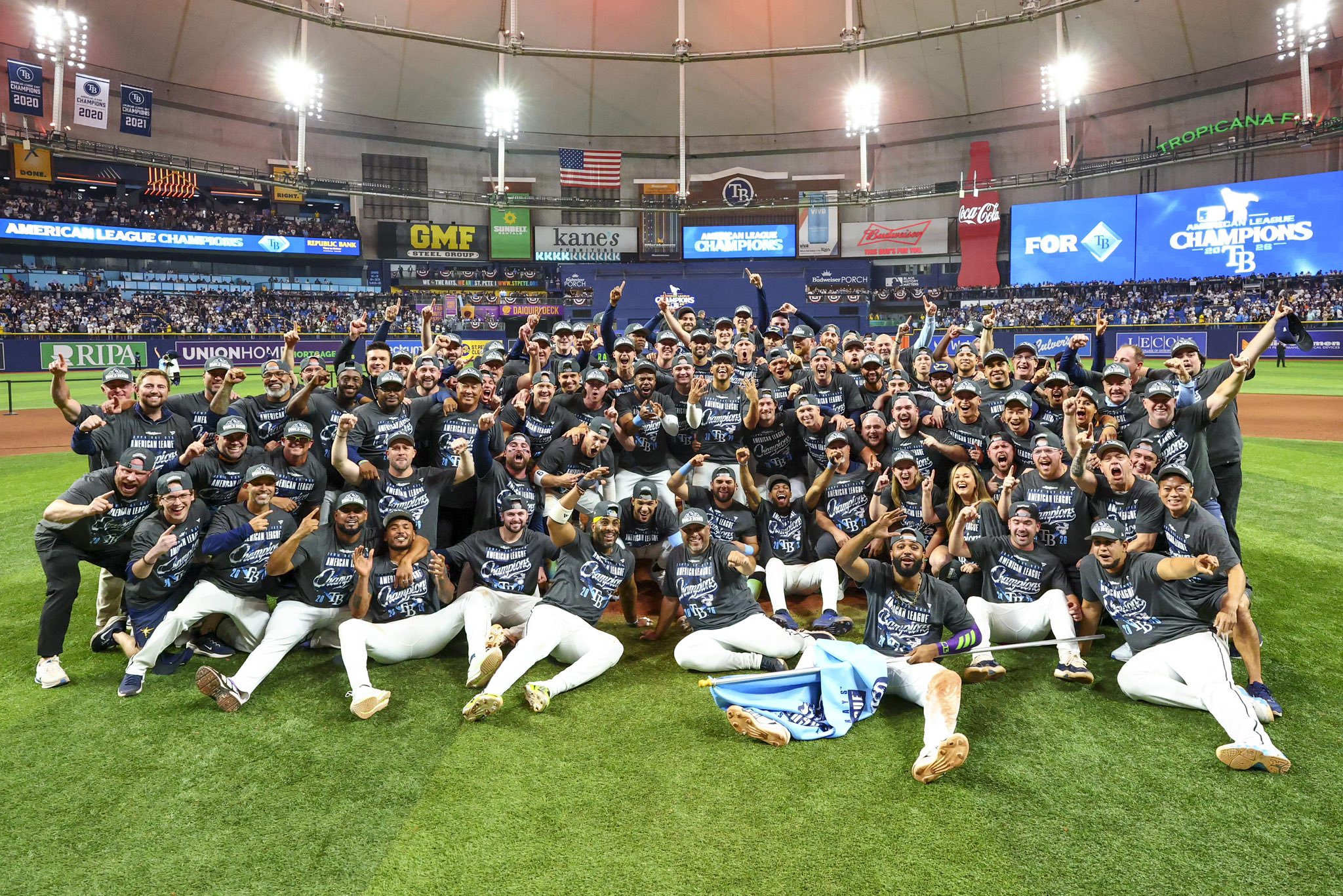Rays de Tampa Bay avanzan a la Serie Mundial tras vencer a Cleveland; el mexicano Aranda disputará el título