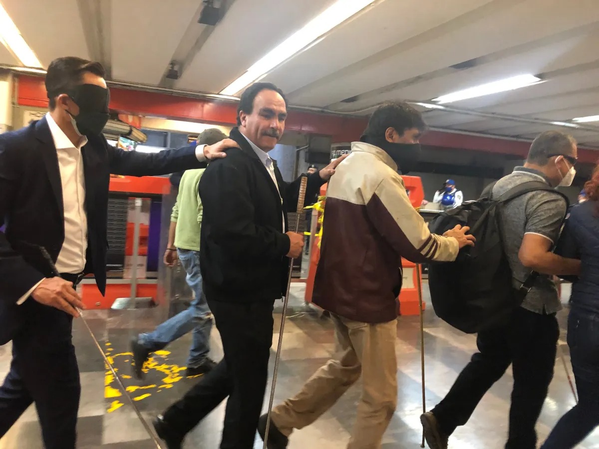Vendedores invidentes piden espacios en Metro de la Ciudad de México