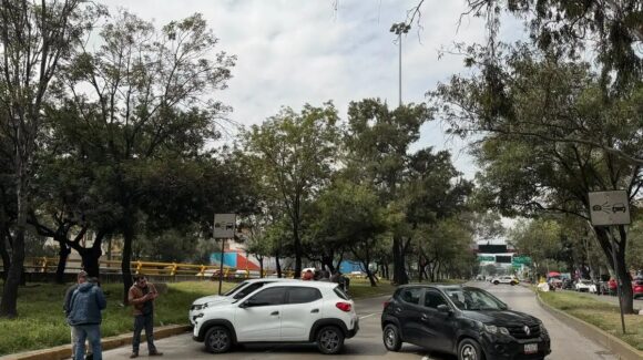 Familiares de niño de 5 años bloquean Circuito Interior en la CDMX; denuncian negligencia médica