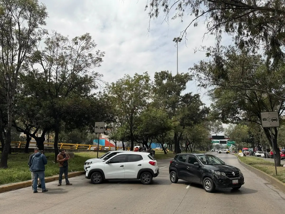 Familiares de niño de 5 años bloquean Circuito Interior en la CDMX; denuncian negligencia médica