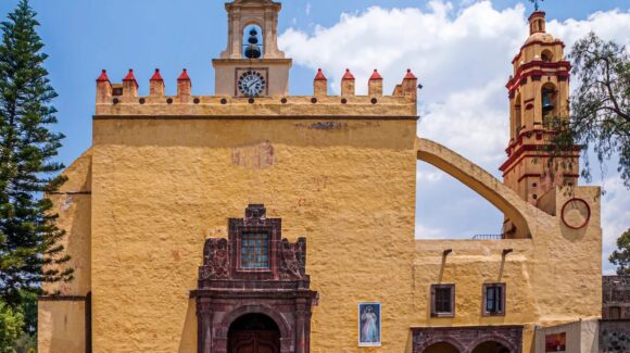 CDMX: Dan mantenimiento a Catedral de San Bernardino, Xochimilco