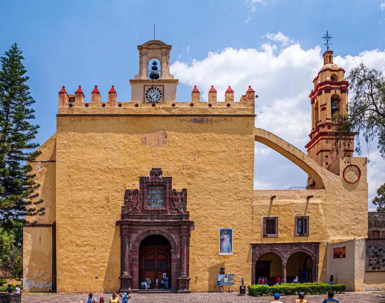 CDMX: Dan mantenimiento a Catedral de San Bernardino, Xochimilco