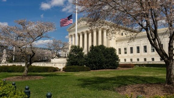 Suprema Corte de EU frena restricciones de Trump a tratamientos médicos para personas trans en prisión