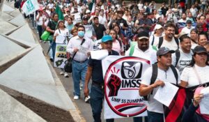 Inconformes del IMSS rechazan aumento salarial y presionan por la salida de Rafael Olivos