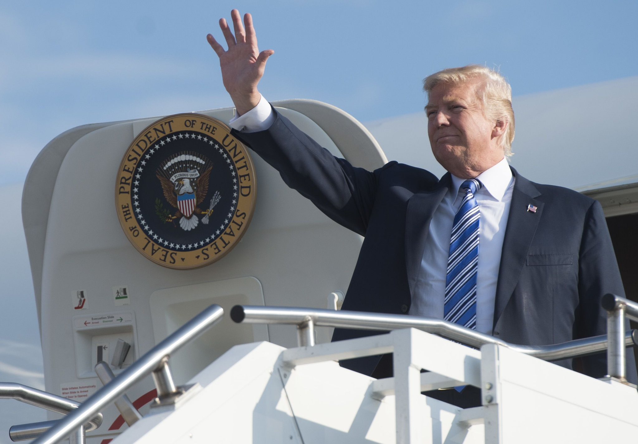 La Casa Blanca vuelve a dejar fuera a CNN de un viaje de Donald Trump en el Air Force One; la cadena advierte acciones legales