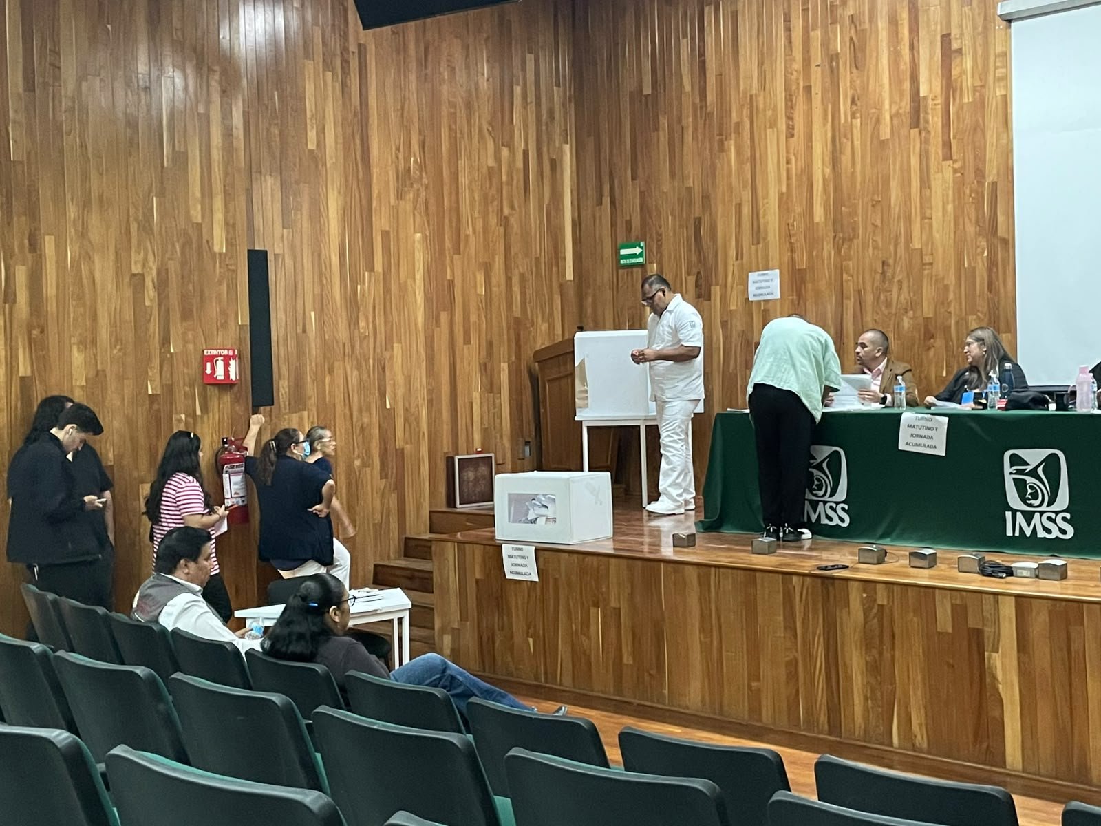 Trabajadores sindicalizados del IMSS exigen transparencia en votación sobre aumento salarial