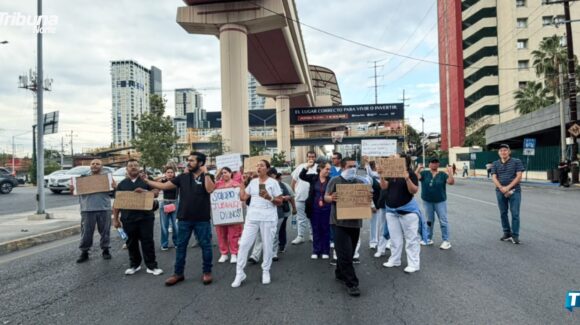 Protestan empleados del IMSS por salarios dignos en Nuevo León, bloqueando la avenida Félix U. Gómez