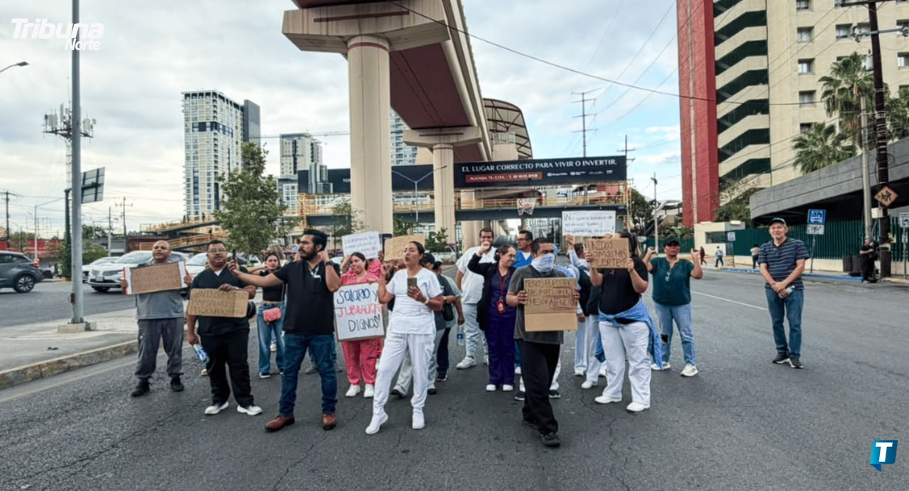 Protestan empleados del IMSS por salarios dignos en Nuevo León, bloqueando la avenida Félix U. Gómez