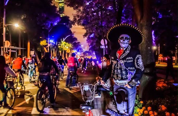 ¡No estaba muerta, andaba en bicicleta! Paseo Nocturno Muévete en Bici 2026: Catrinas y bicicletas en Reforma