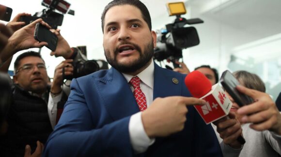 Diputado priista confronta a Jorge Álvarez Máynez y arroja agua sucia en San Lázaro