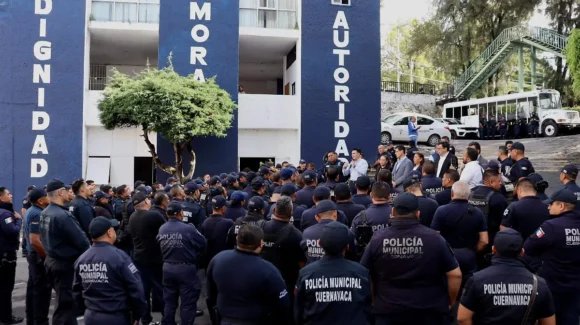 Policías de Cuernavaca paran labores por salario y equipo; municipio promete pago en octubre