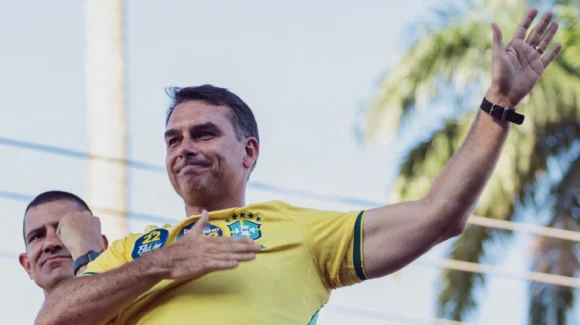 Flávio Bolsonaro aventaja a Lula en Brasil con 32% de votos contados; elección apunta a posible segunda vuelta