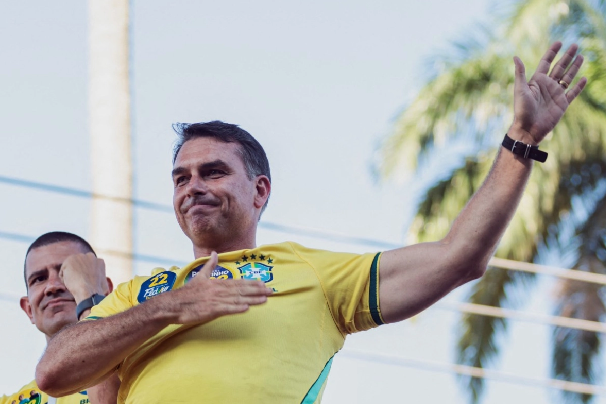 Flávio Bolsonaro aventaja a Lula en Brasil con 32% de votos contados; elección apunta a posible segunda vuelta