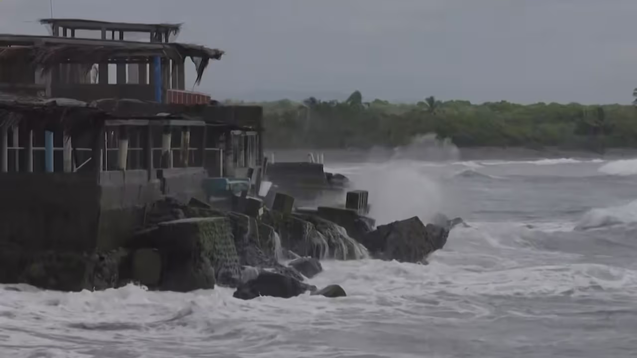 Huracán ‘Simón’ baja a categoría 2, pero mantiene lluvias fuertes y oleaje peligroso en Jalisco, Nayarit y Sinaloa