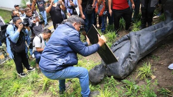 Sheinbaum acusa a expresidentes de estar “en campaña” y rechaza agresión a estatua de Felipe Calderón