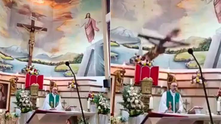 Muere sacerdote durante misa en Guayaquil tras caerle una cruz en plena transmisión en vivo