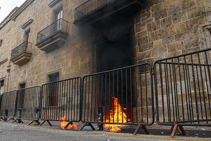 Vandalizan Palacio de Gobierno de Jalisco tras la Segunda Marcha por el Agua Limpia; colectivos denuncian infiltrados