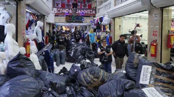 IMPI decomisa en Tepito más de 9 mil piezas de mercancía deportiva apócrifa valuadas en casi 2 millones de pesos