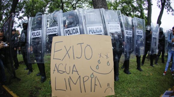 Jalisco cita a declarar a 17 policías por presunto abuso en marcha por agua limpia en Guadalajara