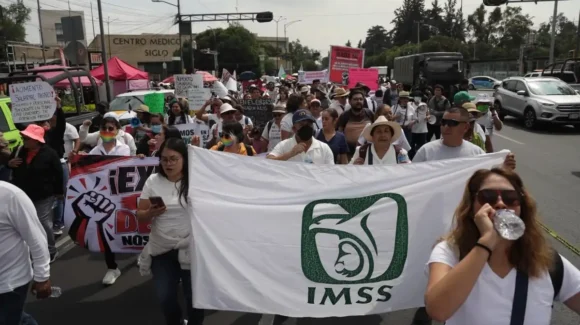 Trabajadores del IMSS vuelven a marchar y exigen 10% de aumento salarial mientras 37 secciones negocian en Segob