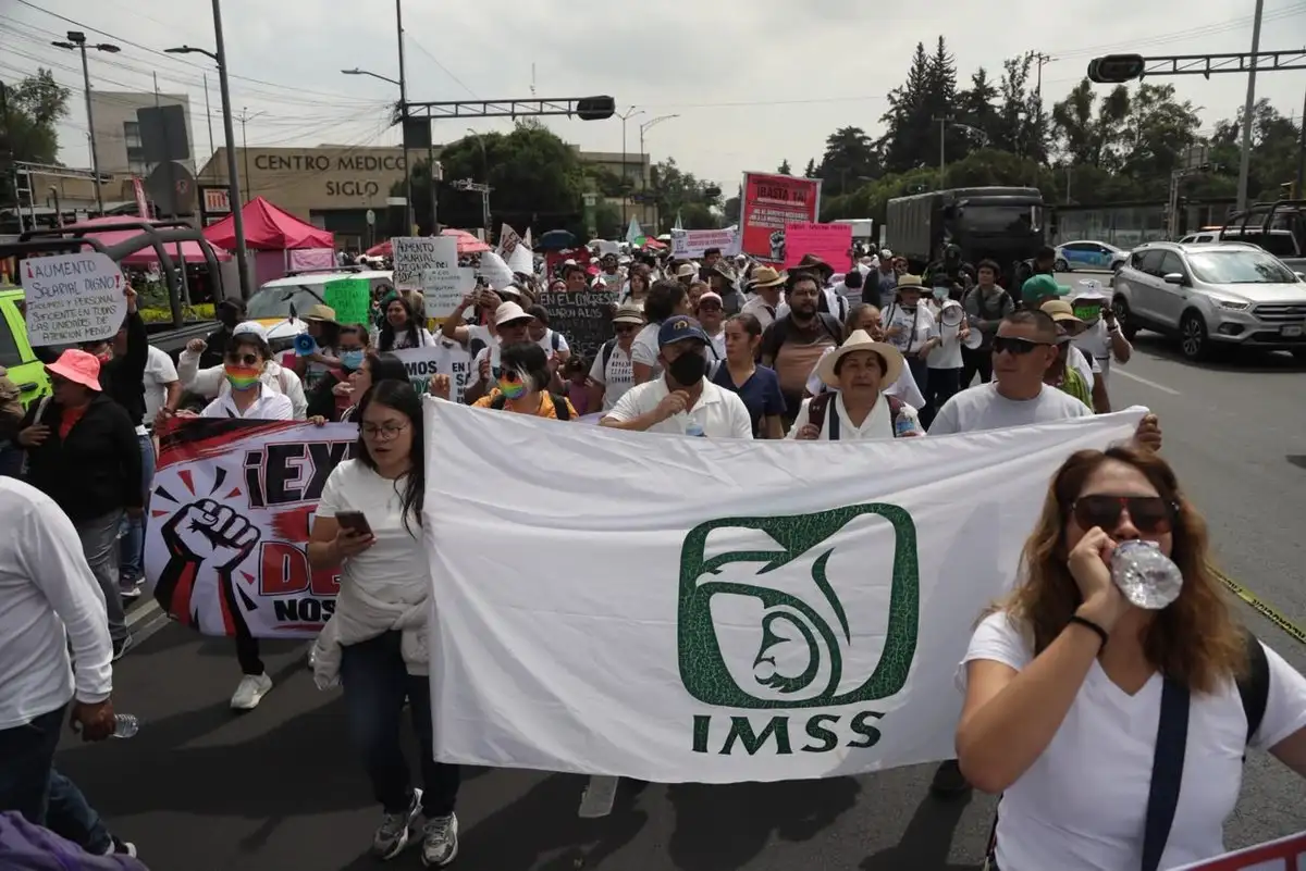Trabajadores del IMSS vuelven a marchar y exigen 10% de aumento salarial mientras 37 secciones negocian en Segob